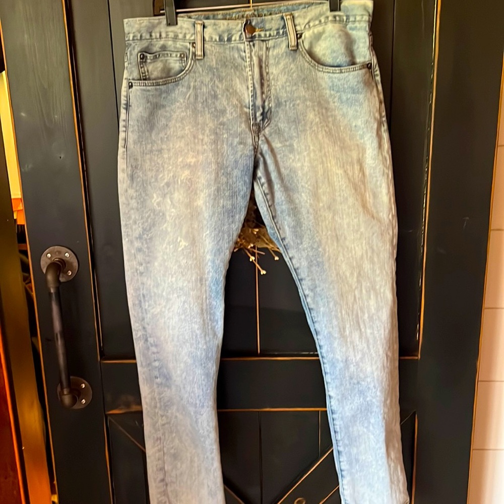 American Eagle original acid washed jeans. Size 34 x32 in excellent condition.